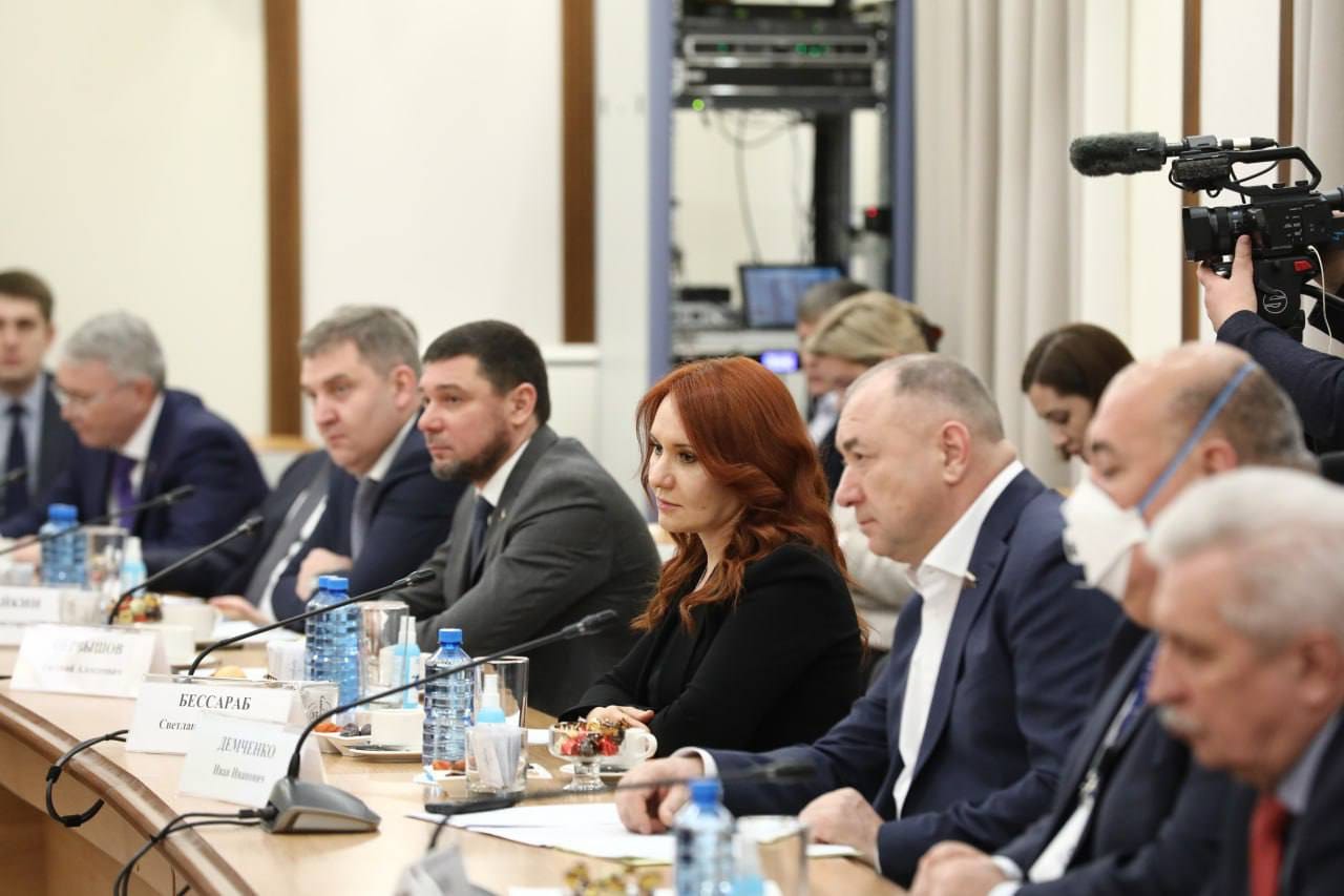 Уехавший на войну депутат Госдумы попал на фото в Краснодаре. Он заявил, что заехал в город «на несколько дней»