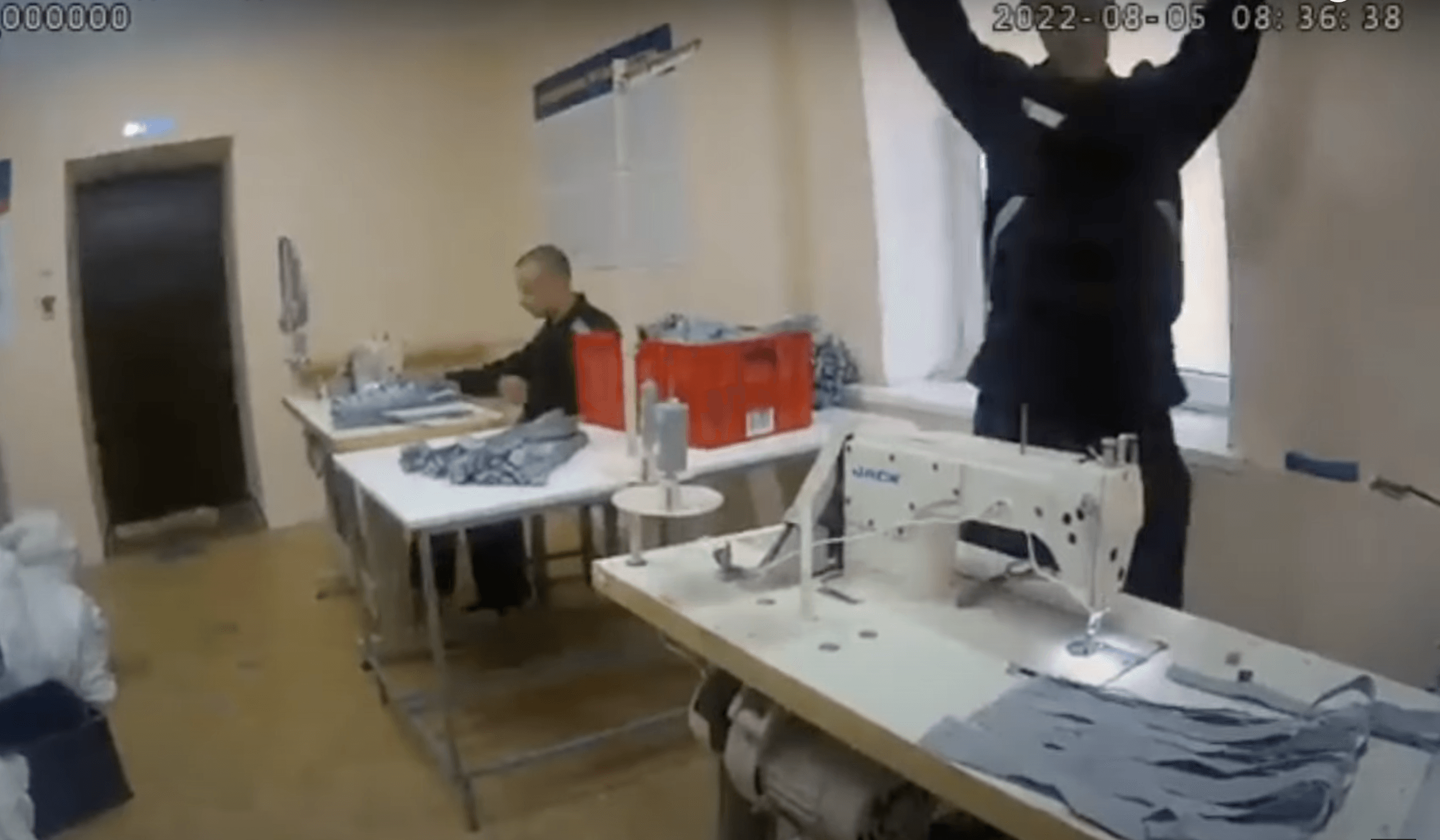 Опубликовано видео из колонии, где сидит Алексей Навальный. В ролике капитан накладывает на Навального взыскание за короткие рукава