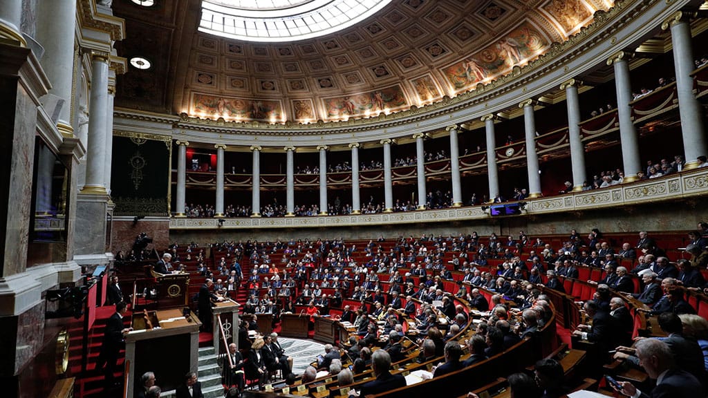 Во Франции приняли вызвавший забастовки и протесты закон, повышающий пенсионный возраст с 62 до 64 лет