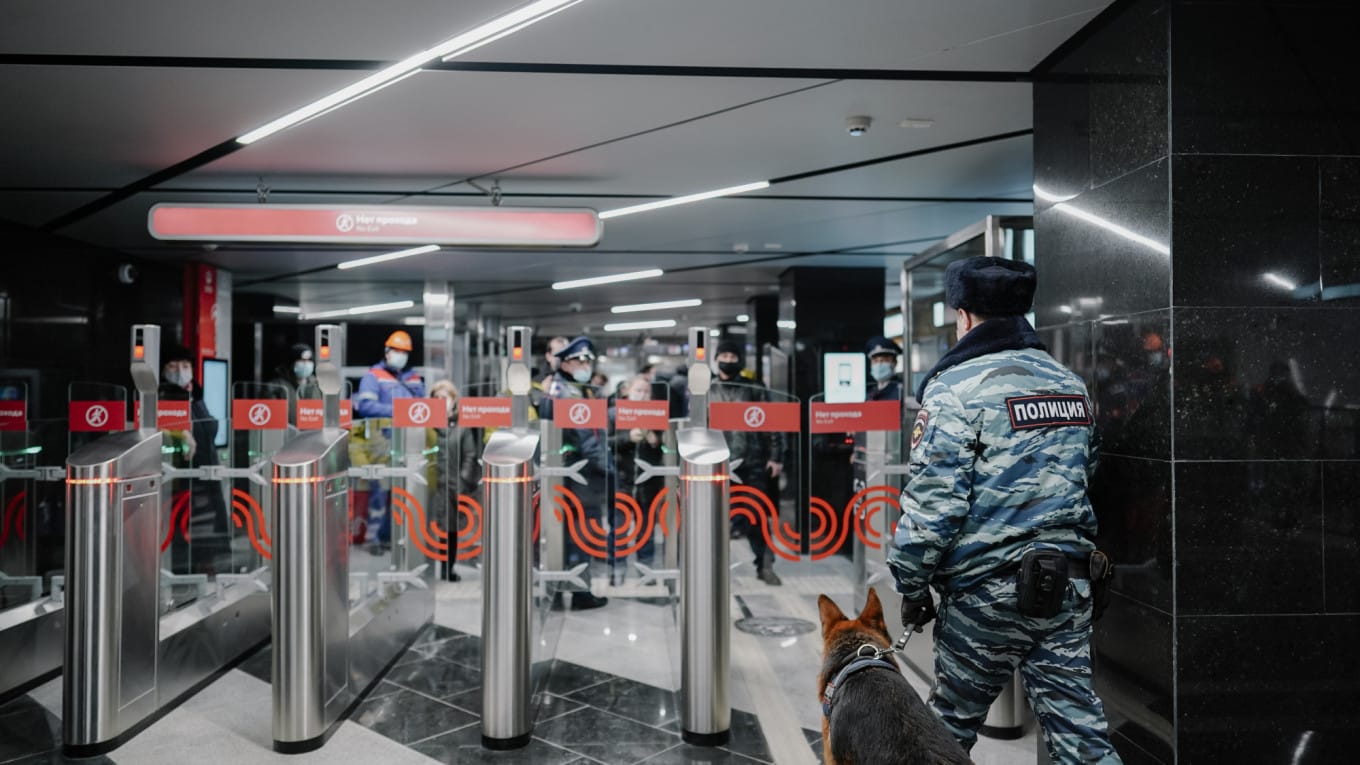 Суд: У москвича, которого арестовали по доносу заглянувшего в его телефон пассажира, на заставке был шеврон полка «Азов»