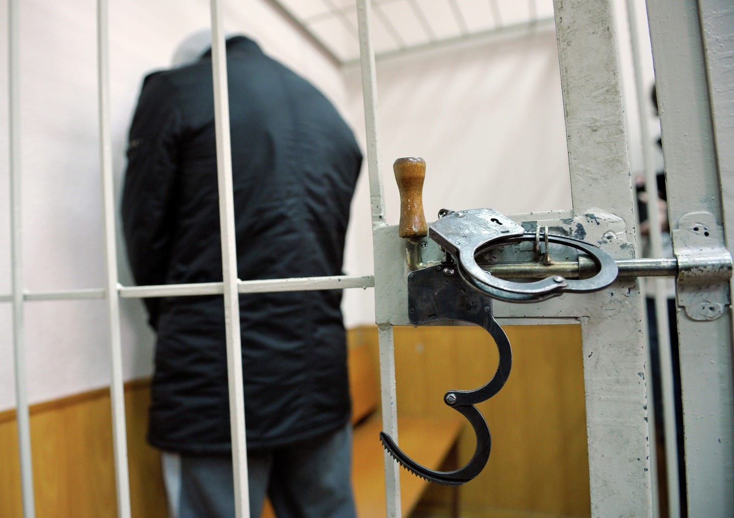 Петербуржца, сообщившего о пытках в отделе, признали виновным в насилии в отношении полицейского