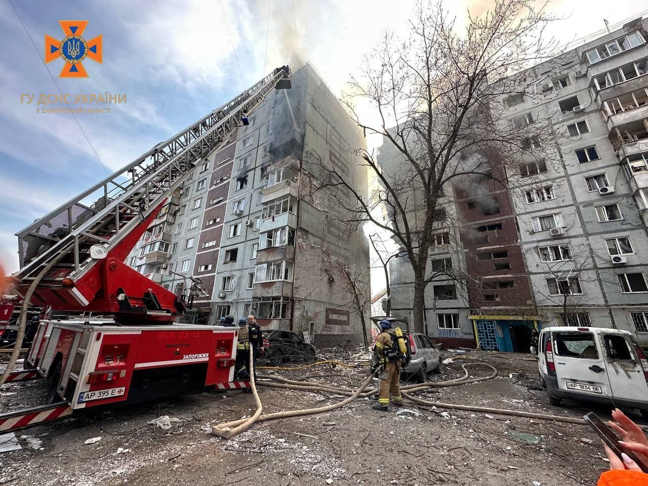 «В торце дома есть полностью разрушенные квартиры, у которых стен не осталось» — очевидец о ракетном ударе по Запорожью