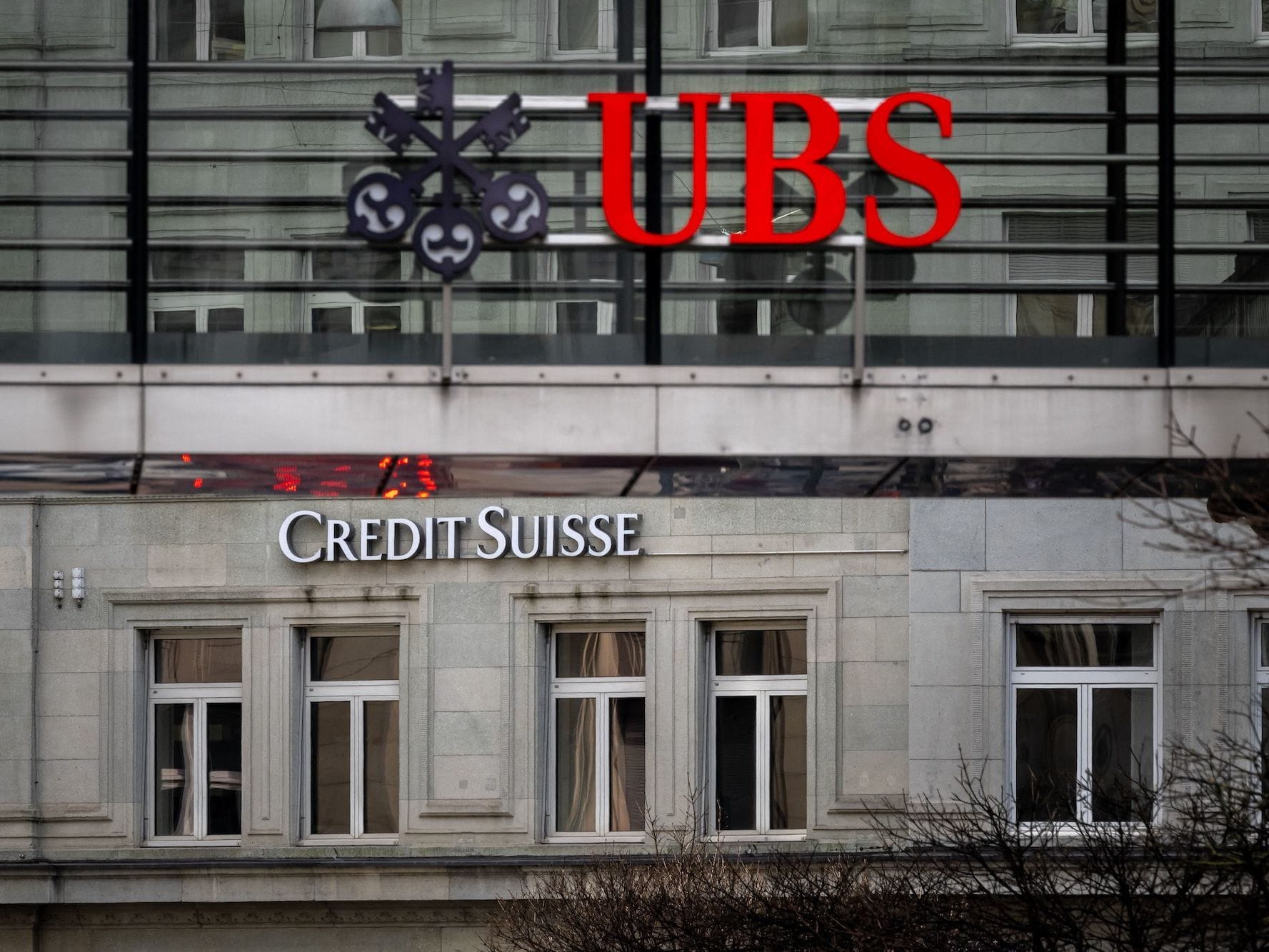 Bloomberg: США заподозрили UBS и Credit Suisse в помощи россиянам в обходе санкций