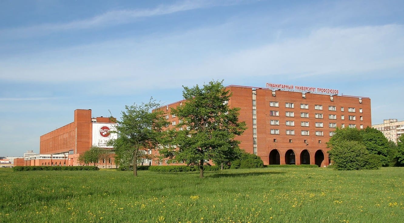 Петербургский студент, отчисленный после антивоенных высказываний, отсудил у вуза больше миллиона рублей