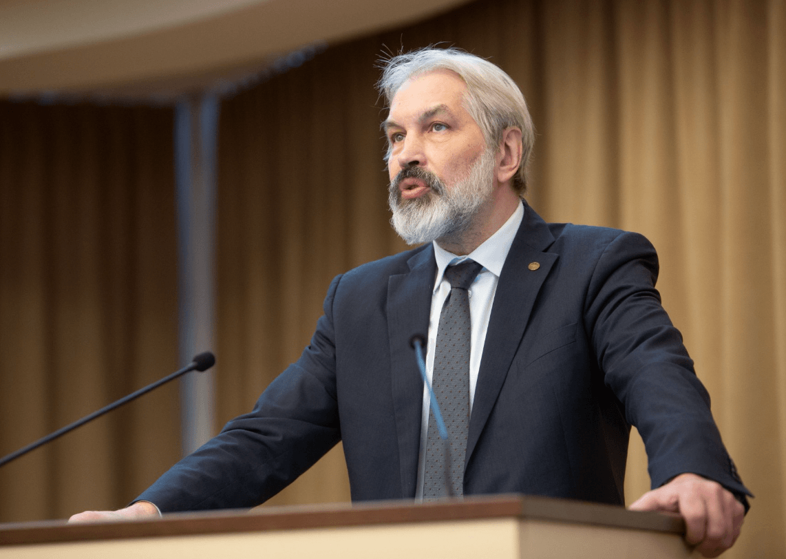 Раньше люди жили 900 лет, теперь живут меньше из-за «первородного греха» — директор института генетики РАН со ссылкой на график из интернета