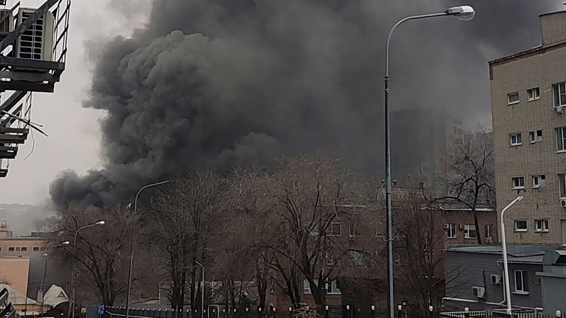 Пожар в здании ФСБ в Ростове-на-Дону мог начаться из-за взрыва доставленного туда БПЛА — Baza. Власти заявляли о «замыкании электропроводки»