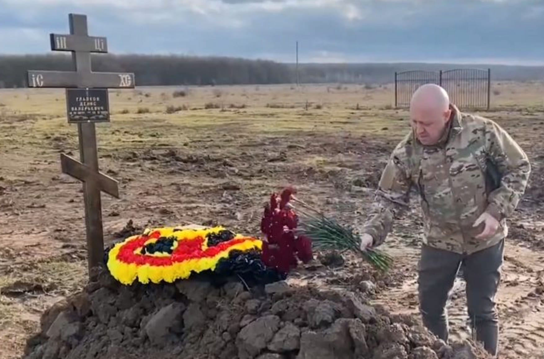 Против активиста, публиковавшего фото могил бойцов ЧВК Вагнера, возбудили два уголовных дела. Он покинул Россию — «7х7»