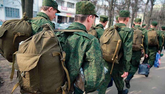 В Госдуме рекомендовали мужчинам, подлежащим призыву и работающим за рубежом, взять отпуск и вернуться в Россию для прохождения службы