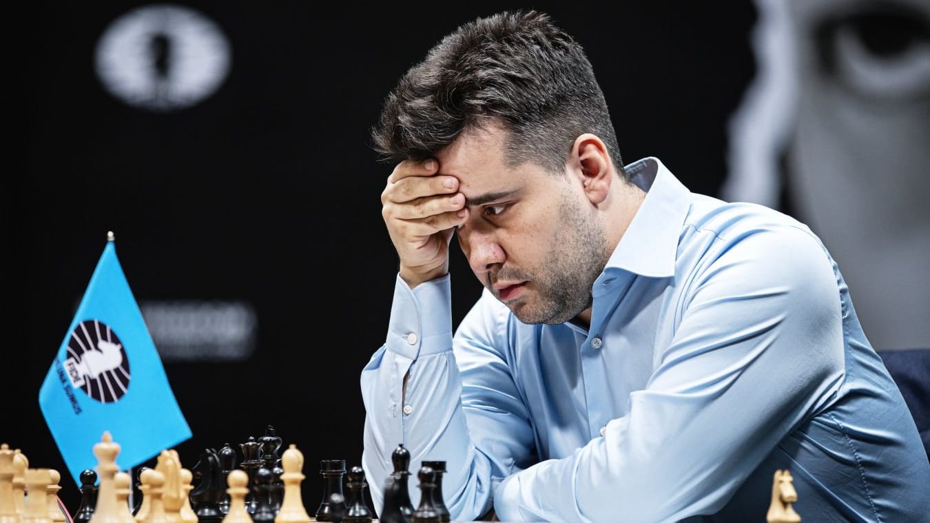 Ян Непомнящий проиграл Дину Лижэню в четвертой партии матча за титул чемпиона мира по шахматам