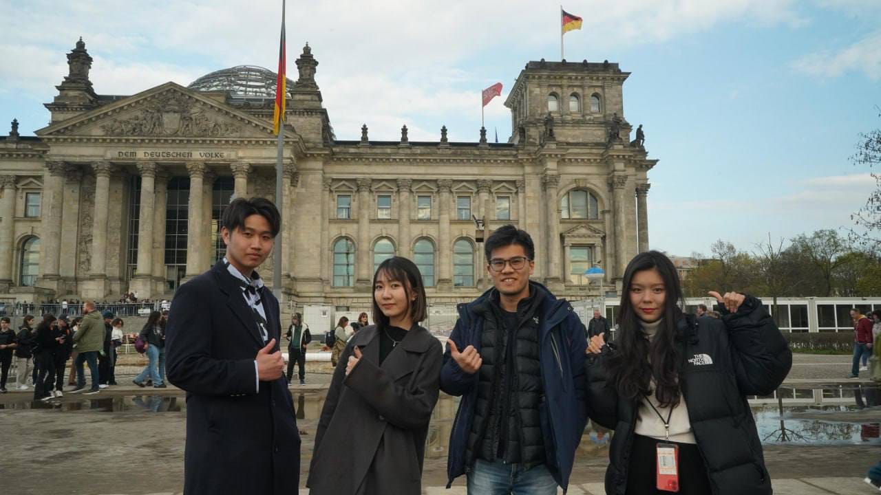 Российские телеканалы публикуют видео знамени победы СССР над Рейхстагом. Оно оказалось фейком