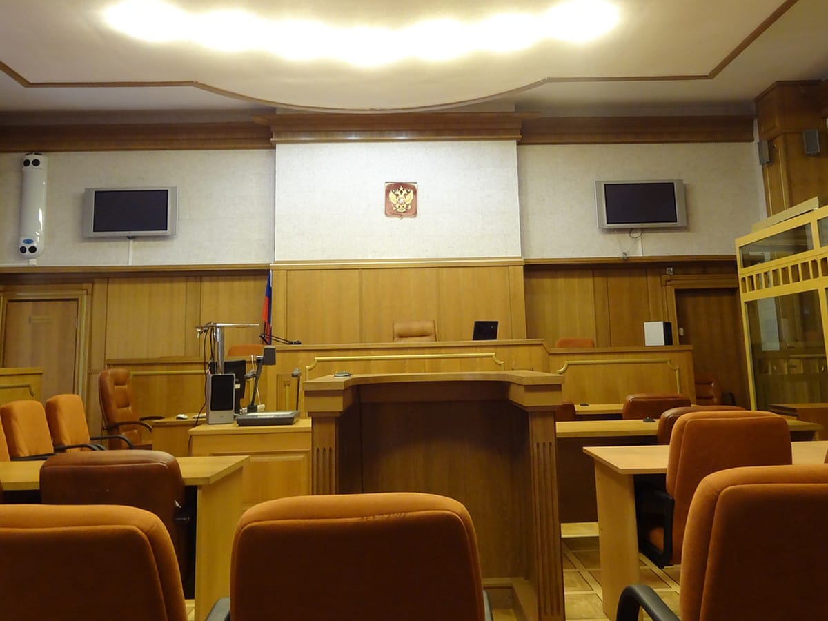 Суд в ХМАО смягчил наказание преступнику, пырнувшему ножом двух человек, поскольку жертвы «дискредитировали» армию