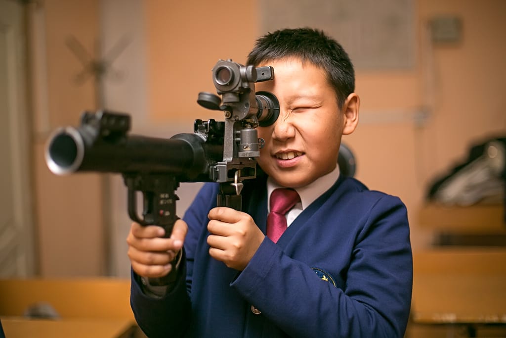 Тысячи российских школьников отправят в военно-патриотические лагеря проходить огневую и тактическую подготовку