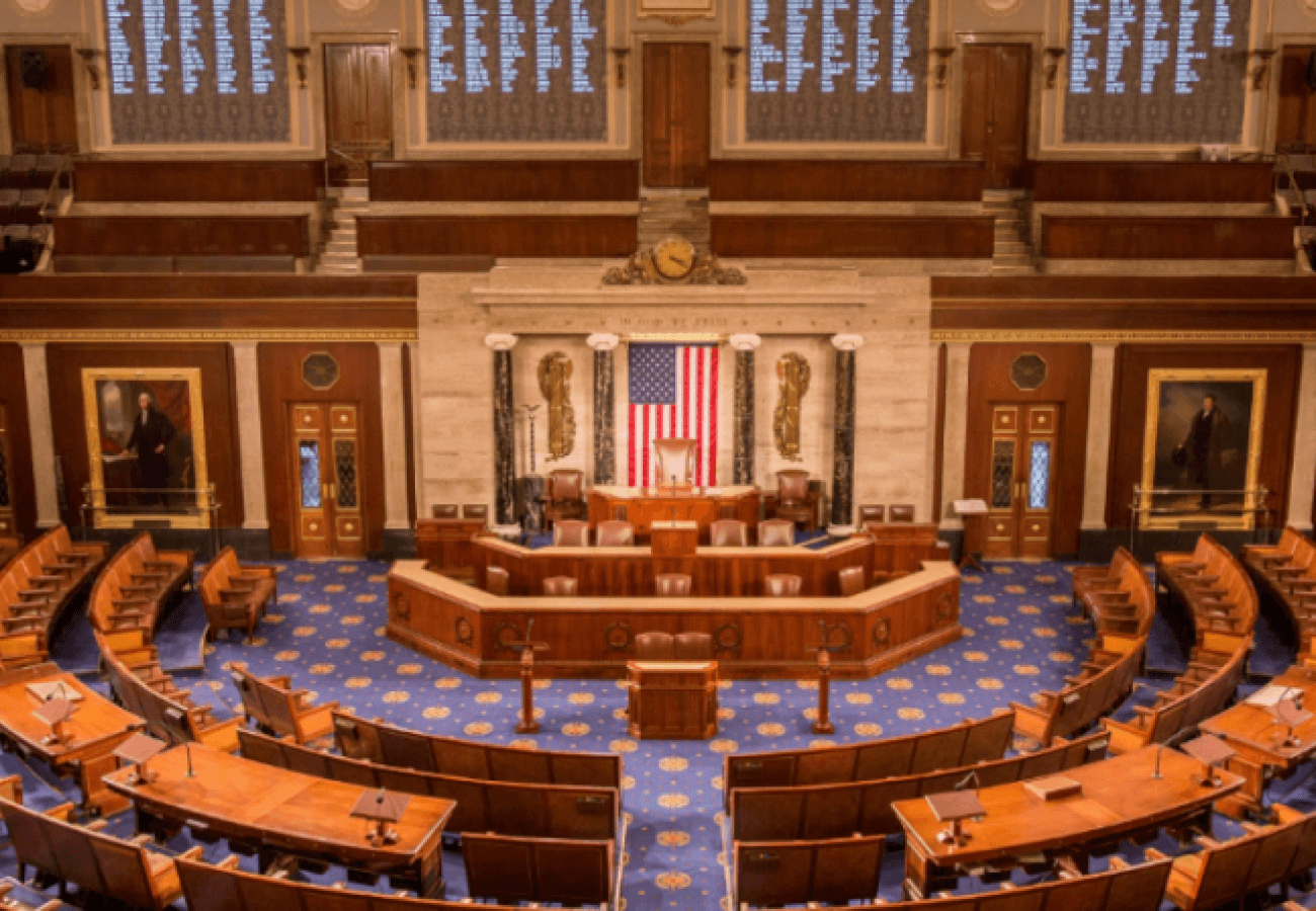 Палата представителей США одобрила законопроект о повышении потолка госдолга. Это позволит стране избежать дефолта