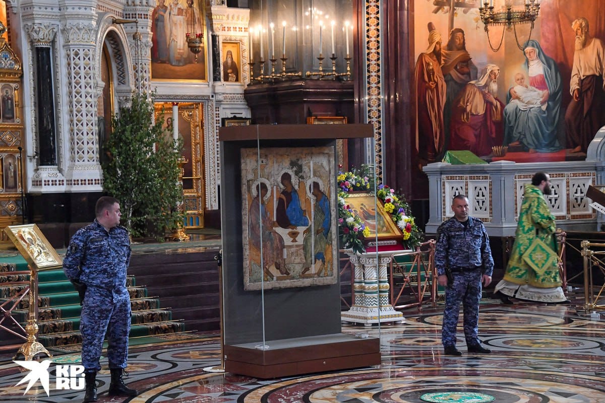 Икону «Троица» Рублева перевезли в храм Христа Спасителя и установили в стеклянную капсулу