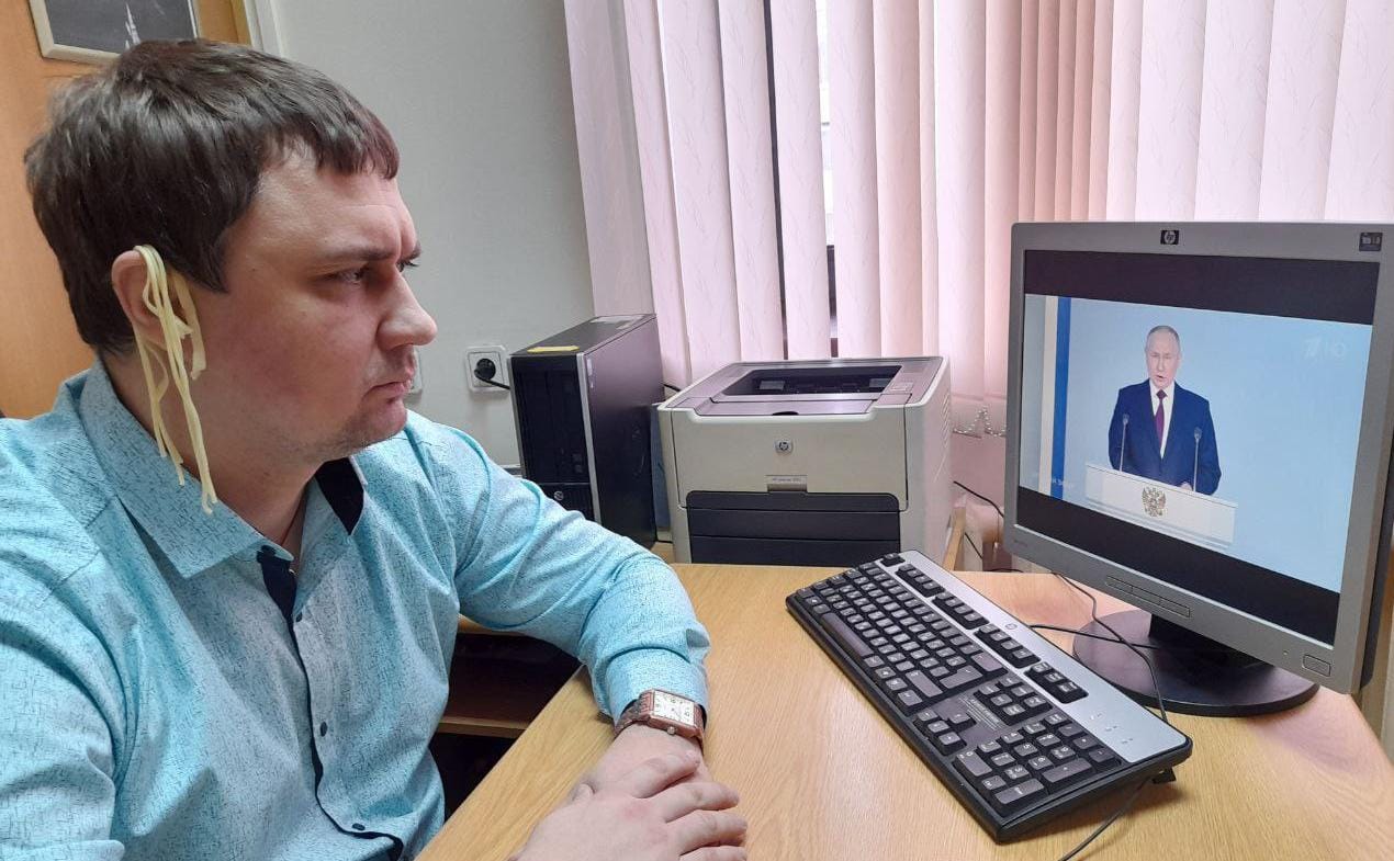 Депутата, который слушал Путина с лапшой на ушах, вызвали в суд из-за запрещенной песни. Ее искали среди 6000 композиций