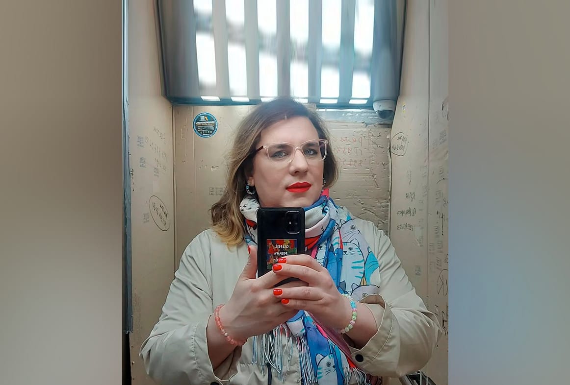 «Поедешь на фронт, будешь наших мужчин обслуживать». Трансженщину заставили крутиться голой перед полицейскими, после чего арестовали