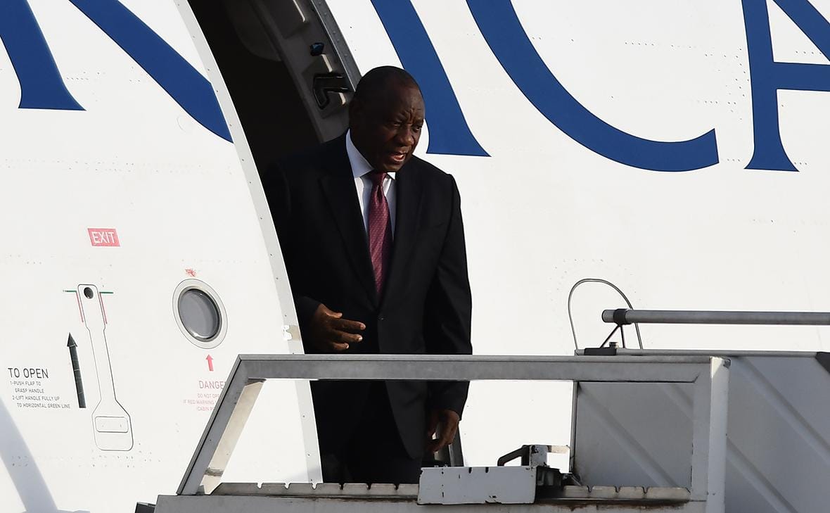 Самолет с охраной и пресс-пулом президента ЮАР не выпустили из Варшавы в Санкт-Петербург. В нем было 12 ящиков с оружием