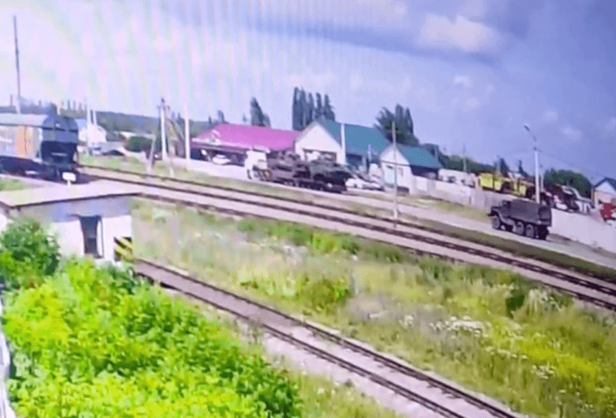 Колонну «вагнеровцев» заметили в 400 км от Москвы под Липецком