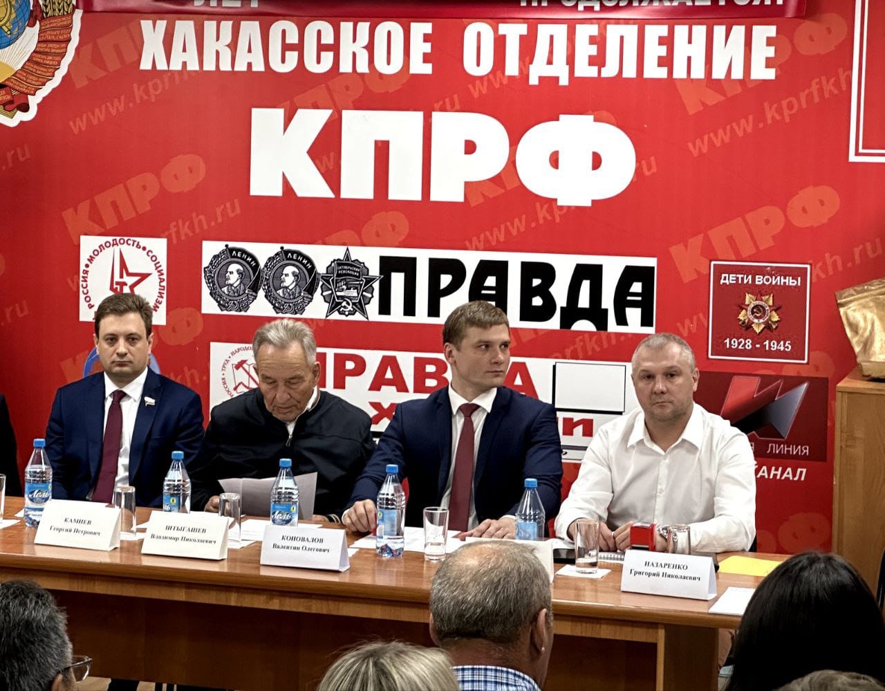 «Всякие люди недостойные там»: Спикер Верховного совета Хакасии ушел из ЕР, чтобы помочь главе республики из КПРФ сохранить власть