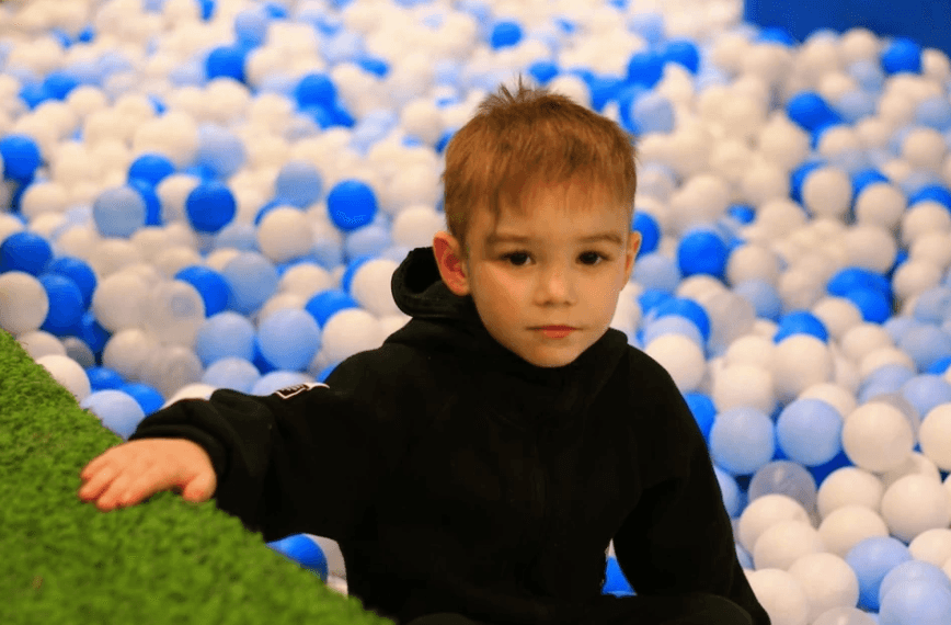 Сотни людей вышли на улицы Екатеринбурга почтить память мальчика, погибшего в приемной семье. Опекуны полгода прятали его тело