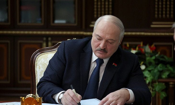 Александр Лукашенко подписал закон, позволяющий запрещать деятельность иностранных СМИ на территории Беларуси