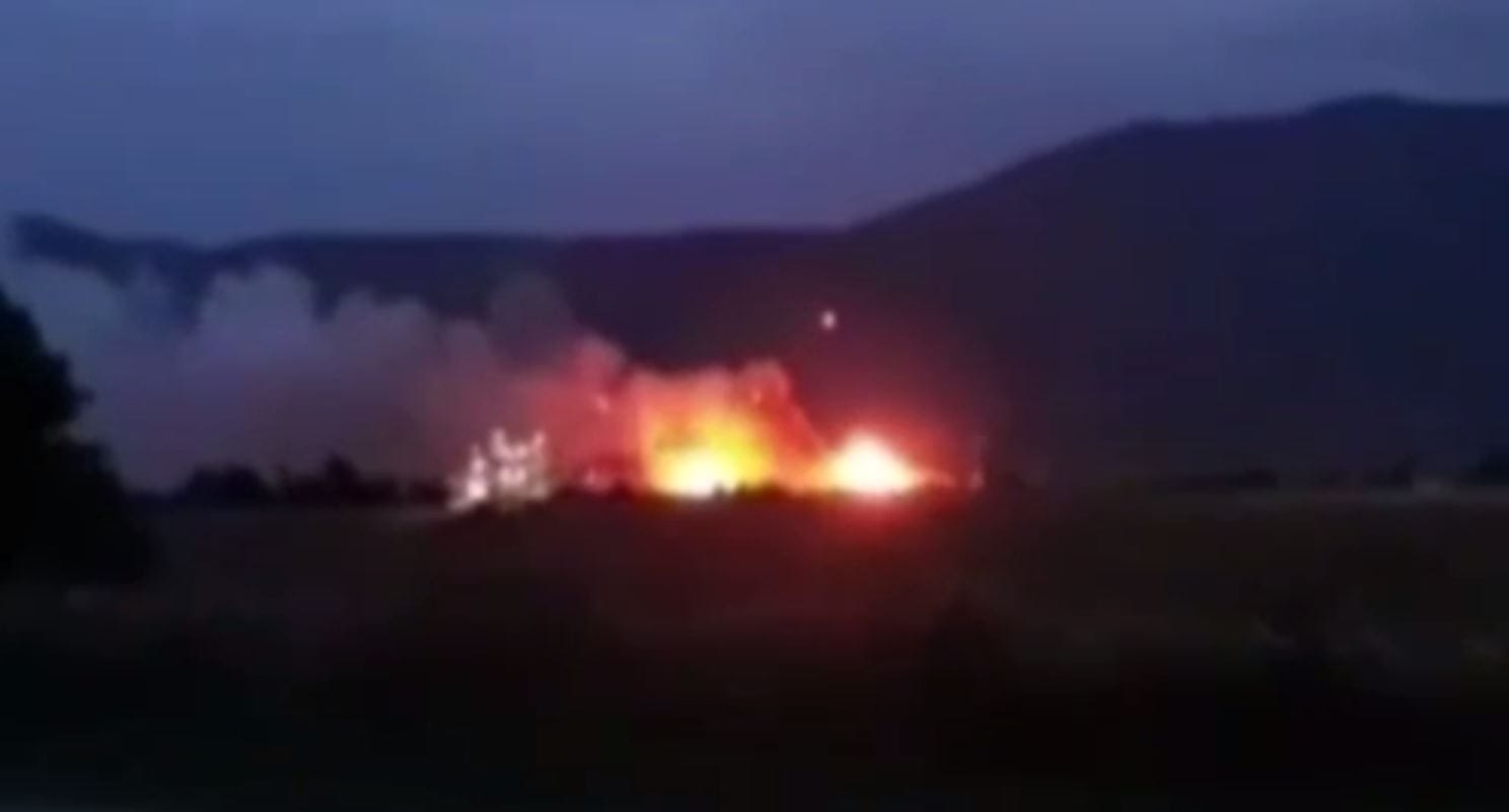 В Крыму горит склад боеприпасов. Власти перекрыли трассу «Таврида» и планируют эвакуацию 2 тысяч человек