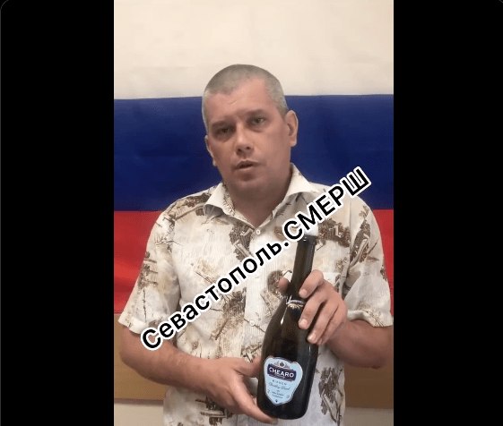 «Спасибо товарищу майору, что бутылка у меня в руках, а не в другом месте». Крымчанина заставили извиняться за «дискредитацию» Путина