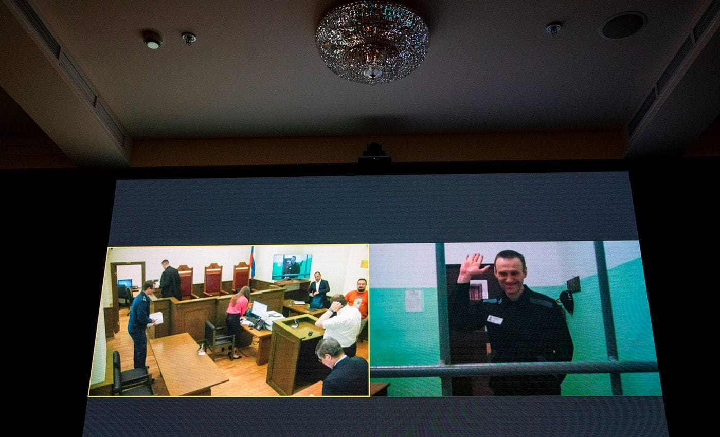 Суд приговорил Навального к 19 годам колонии. Он будет отбывать срок на самом жестком режиме — особом