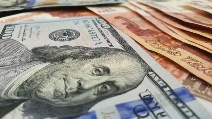 Обязав корпорации выводить выручку в рубли, Минфин потеряет источник рублевого наполнения бюджета за счет снижения курса валют — экономист