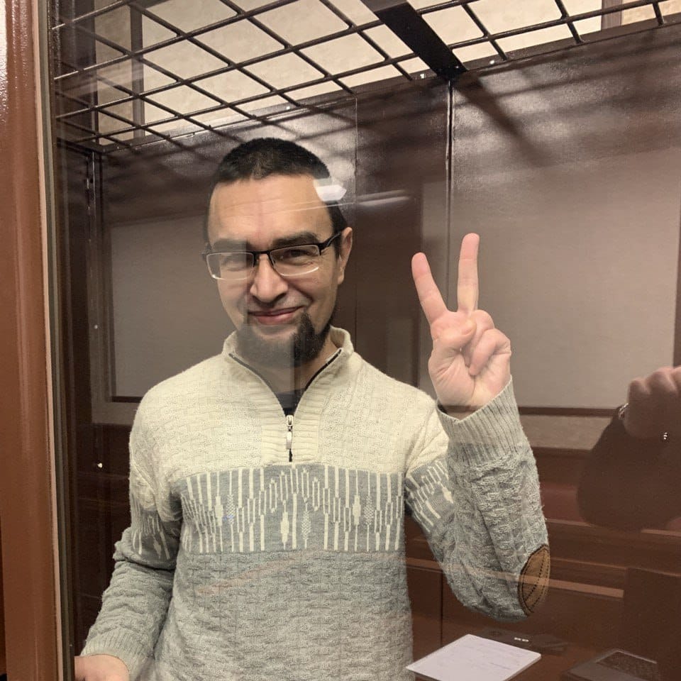 Приговоренного за поджог Z-баннера посадили в «Z-хату», где его избили сторонники войны — «Зона солидарности»