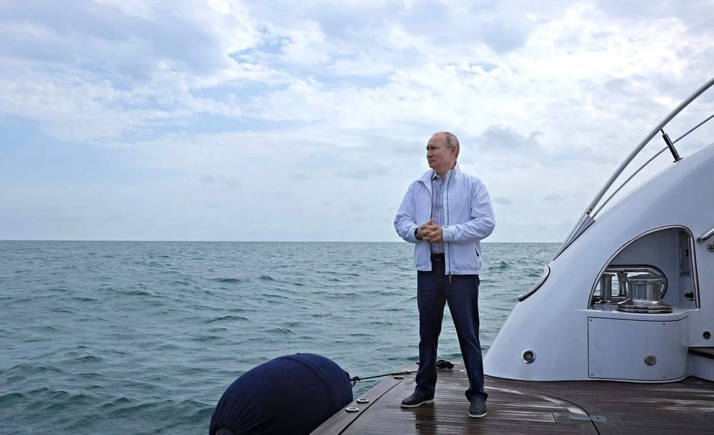 Нарды за полмиллиона, бассейн в открытом море и полная реновация. Команда Навального показала обновленную яхту Путина