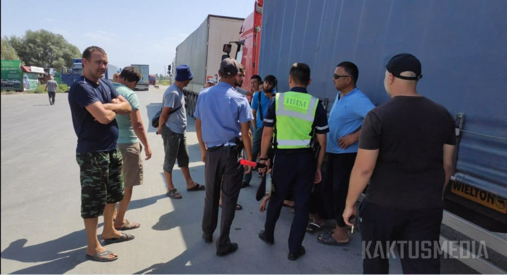 На границе Кыргызстана и Казахстана скопились сотни фур, которые не пропускают казахские пограничники