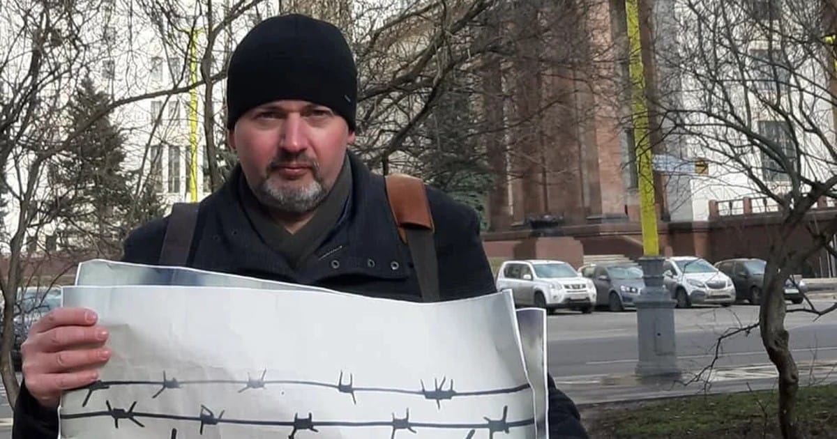 Волонтера «Немцова моста» обвинили в участии в террористической организации. При задержании ему сломали ребра