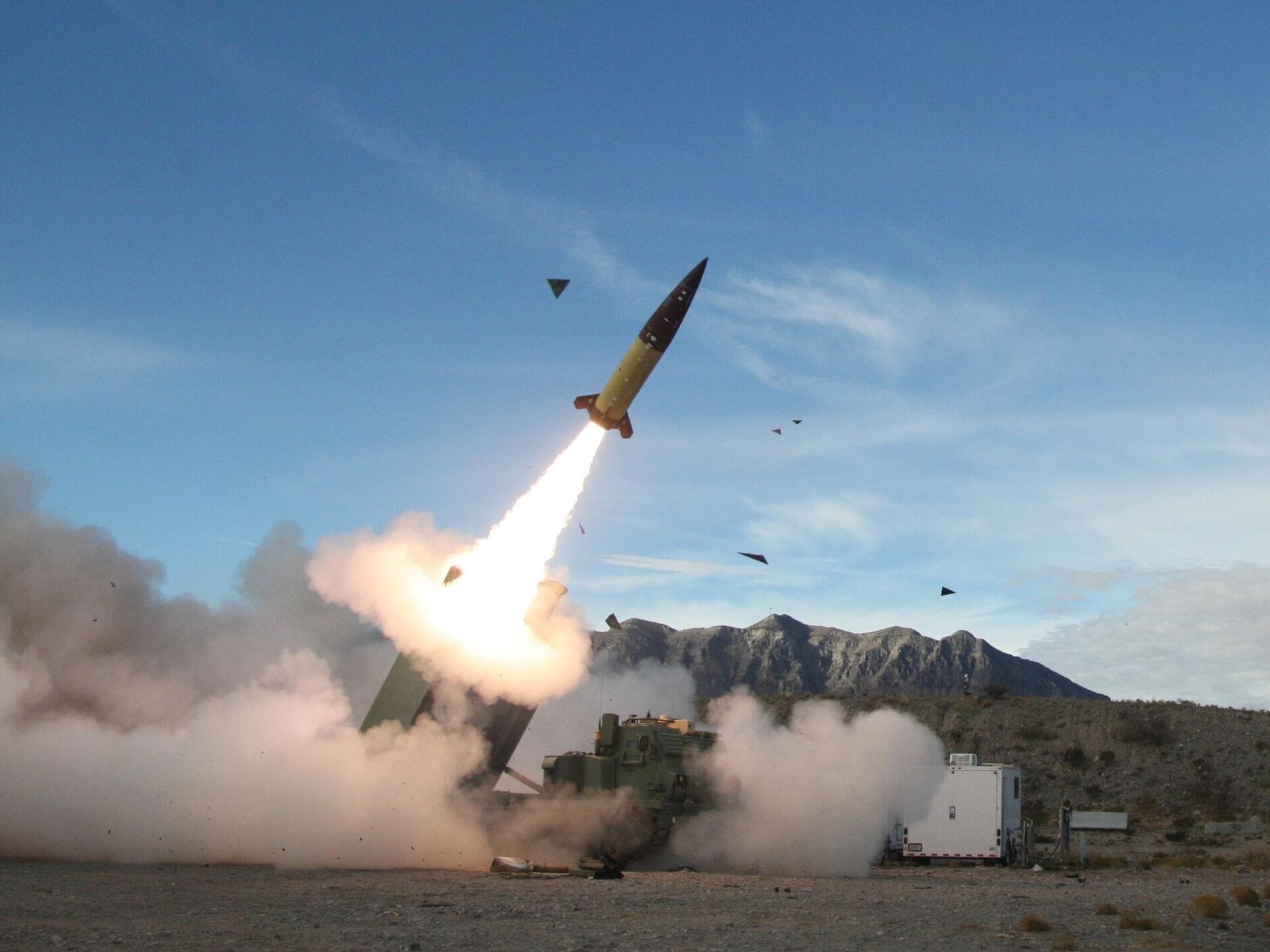 Дальнобойные ракеты ATACMS доставят в Украину через неделю после того, как Байден подпишет указ — военный аналитик Колби Бадхвар