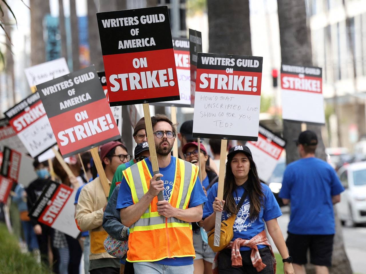 Американская гильдия сценаристов объявила о завершении забастовки. Из-за нее был отложен выход многих фильмов и перенесена церемония «Эмми»
