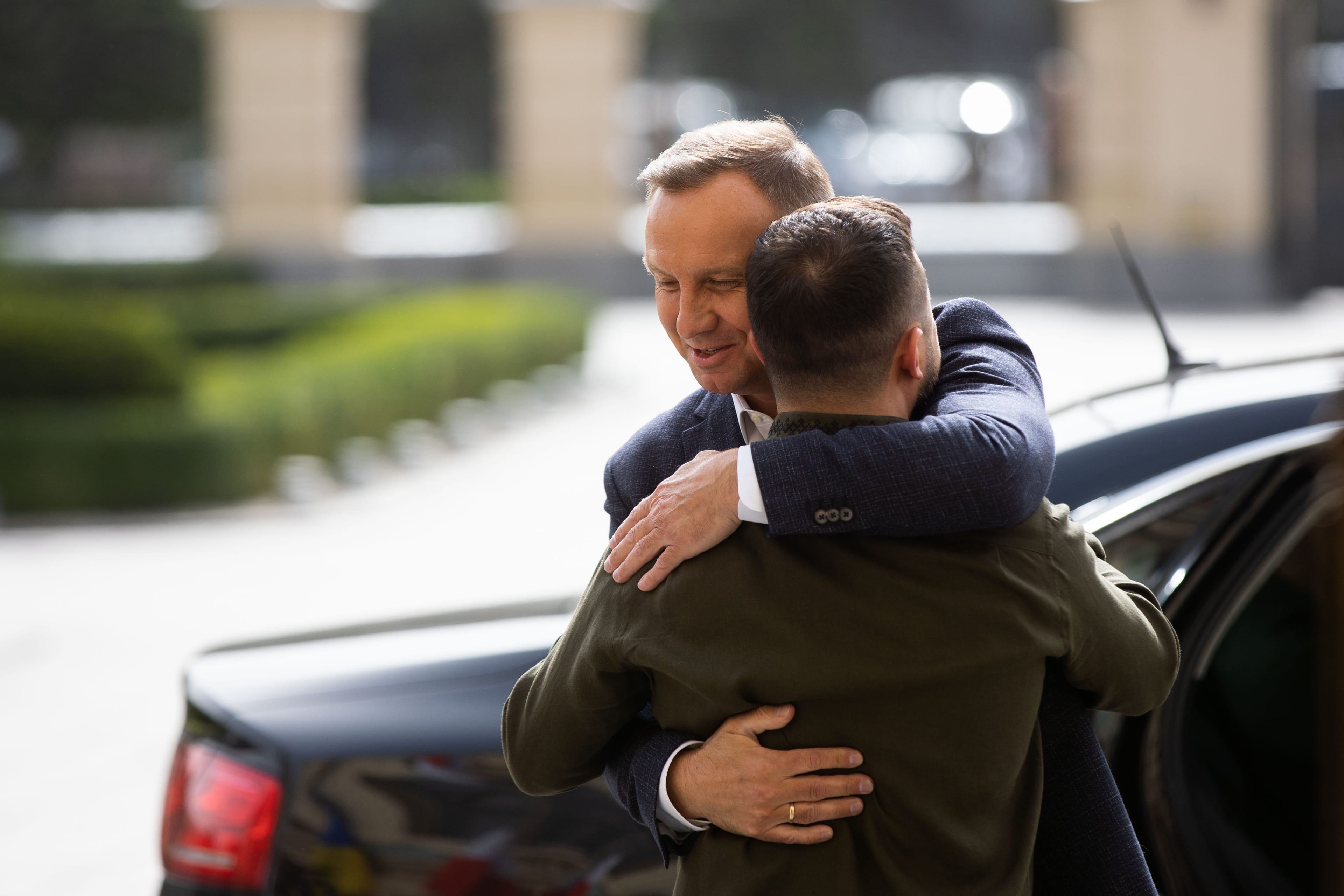 Президент Польши несколько раз посещал Украину, и всё это время на машине из его кортежа был маячок — Tvn24  