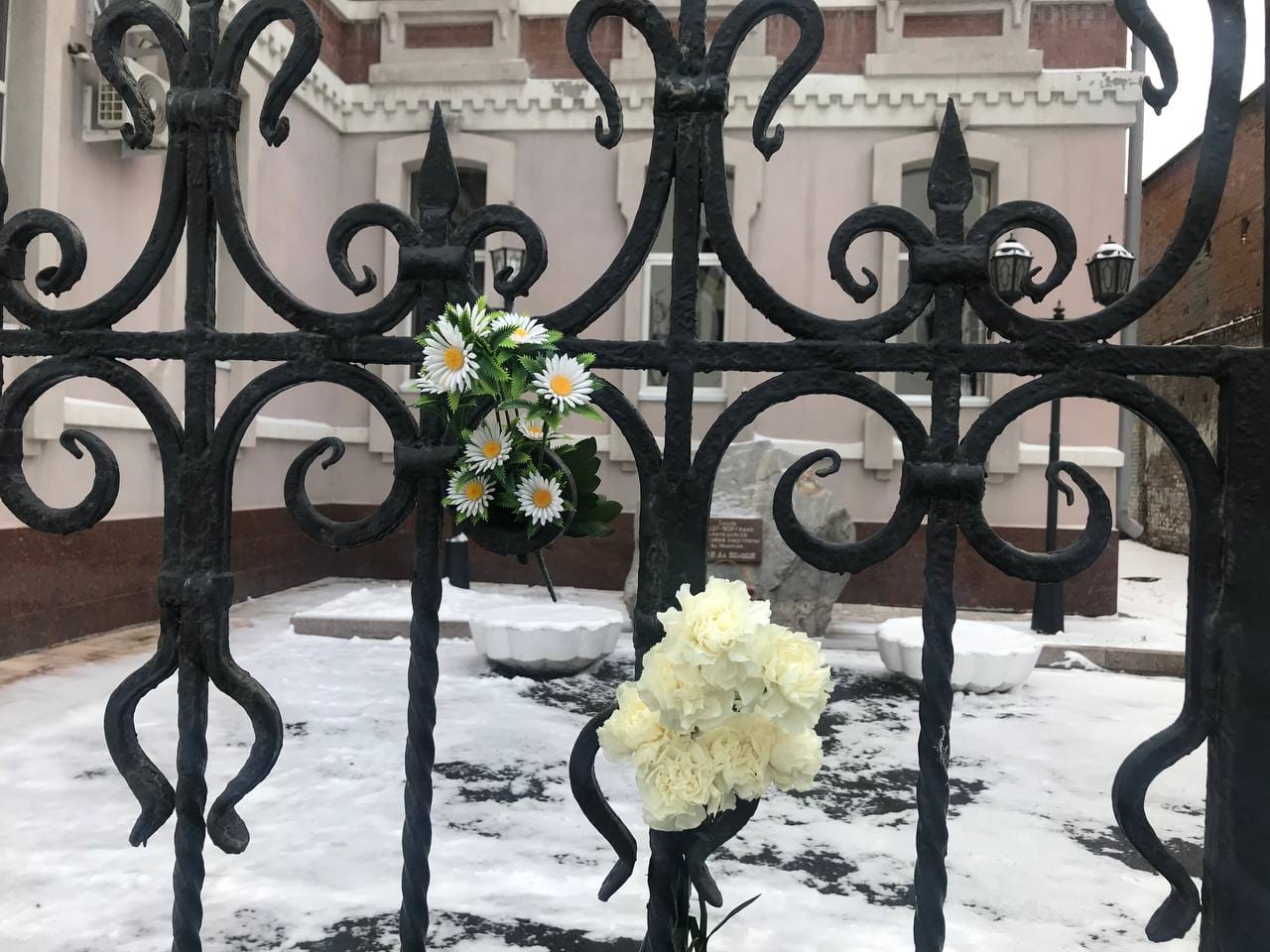 В Тюмени родственников жертв репрессий не пускают к мемориалу охранники ТюмГУ. Россияне вешают цветы на забор
