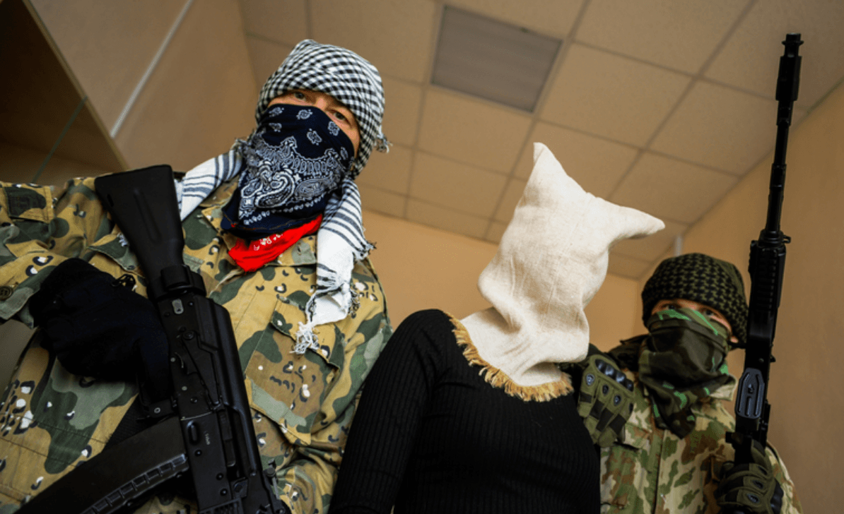 В ХАМАС отказались освобождать заложников с гражданством РФ. Ранее руководство боевиков пообещало «прислушиваться к просьбам русских друзей»