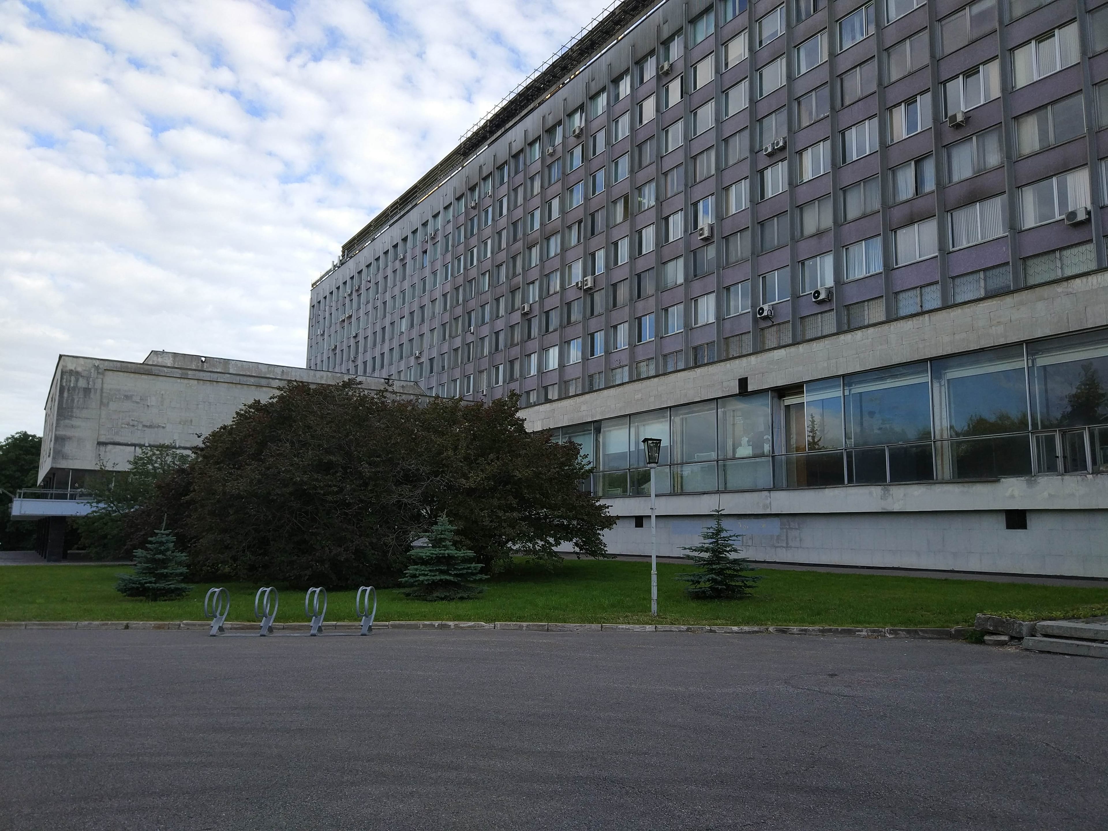 Факультет мировой политики МГУ перешел на дистанционку из-за кори. Во многих клиниках Москвы так и нет вакцины