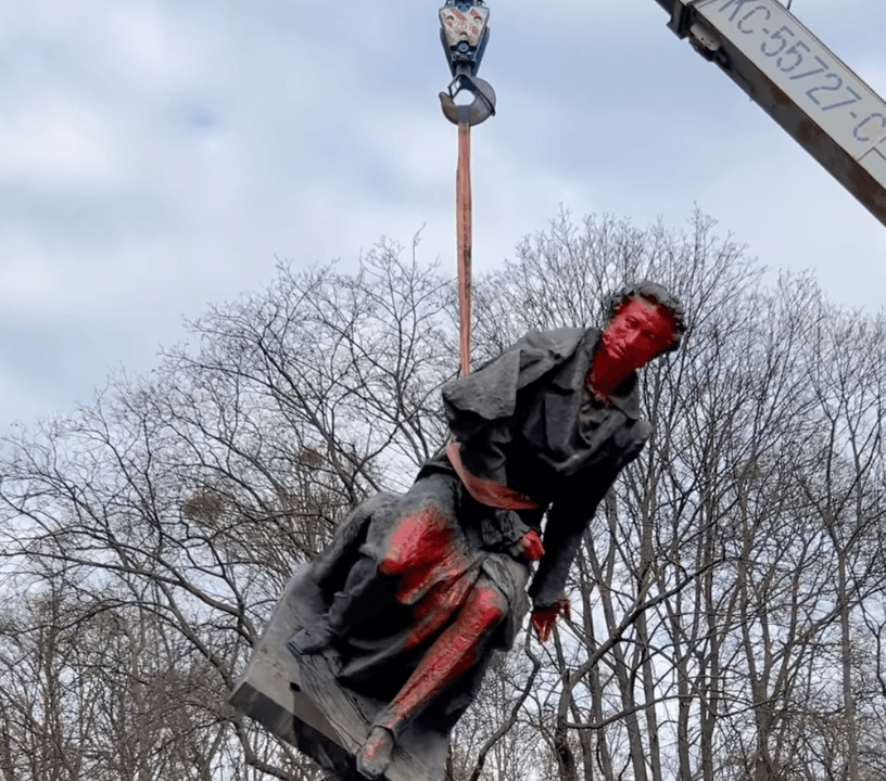 В Киеве снесли памятник Пушкину. Видео