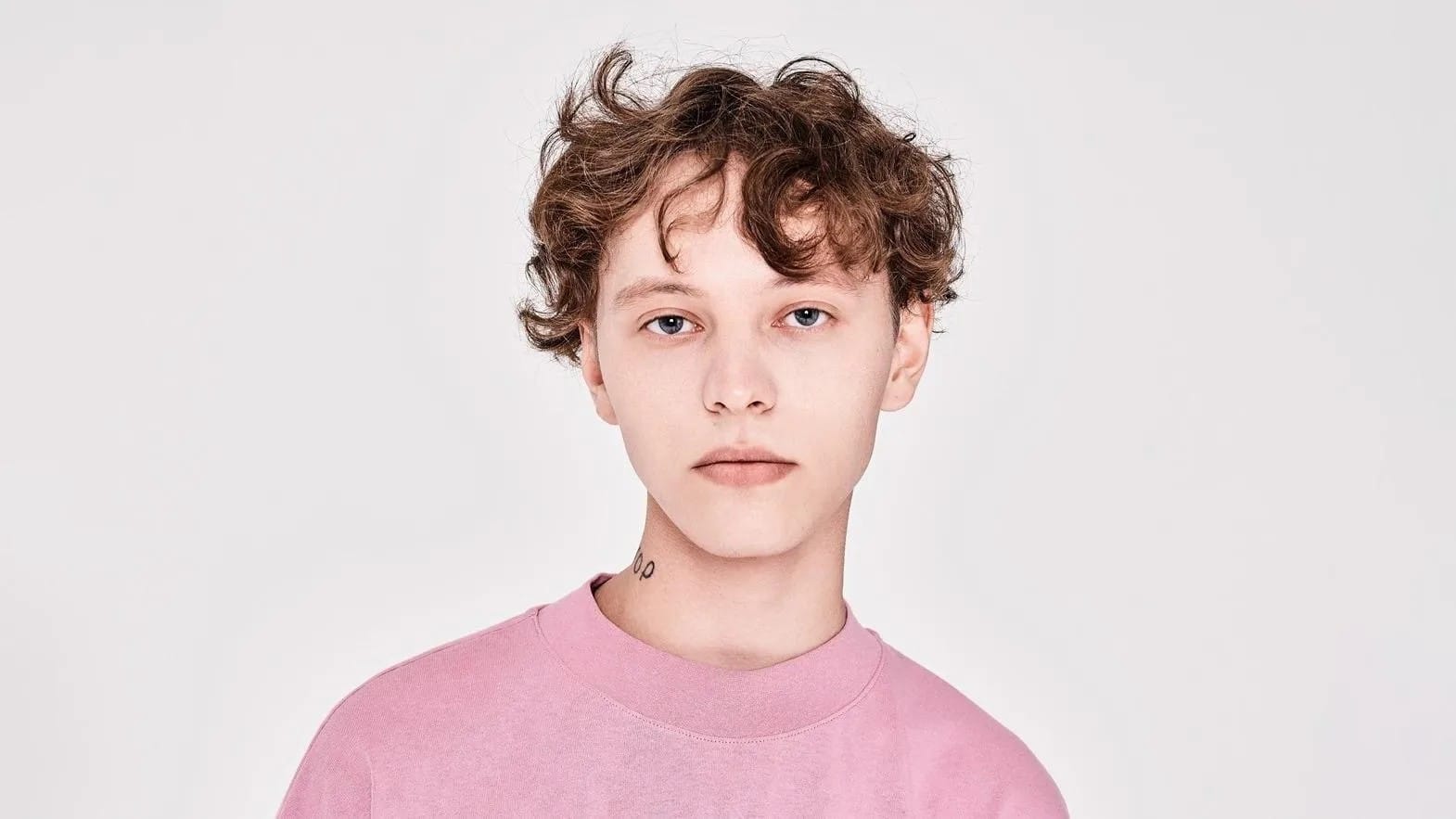 В аэропорту Петербурга задержали певца Шарлота. На него составили административный протокол о «дискредитации» армии