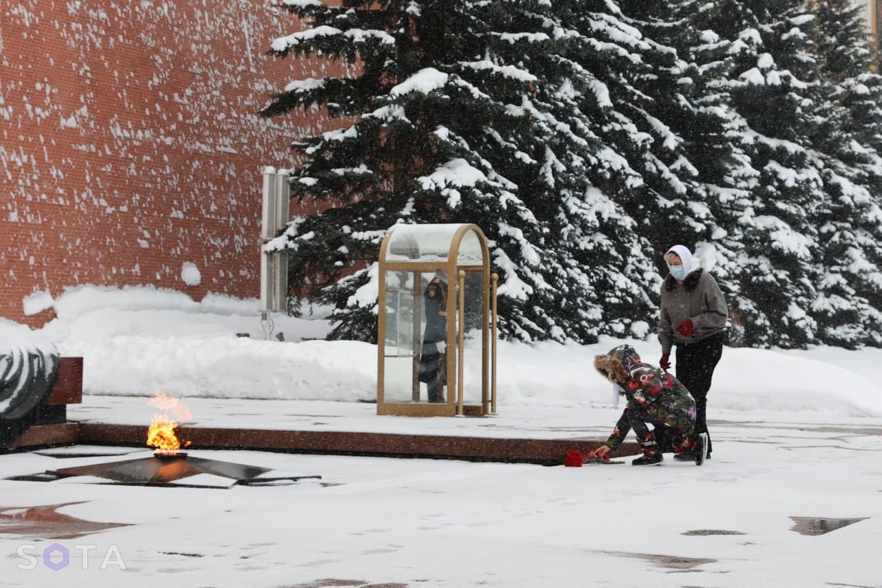 Полиция разрешила женам мобилизованных из движения «Путь домой» возложить гвоздики к Вечному огню после совещания с начальством