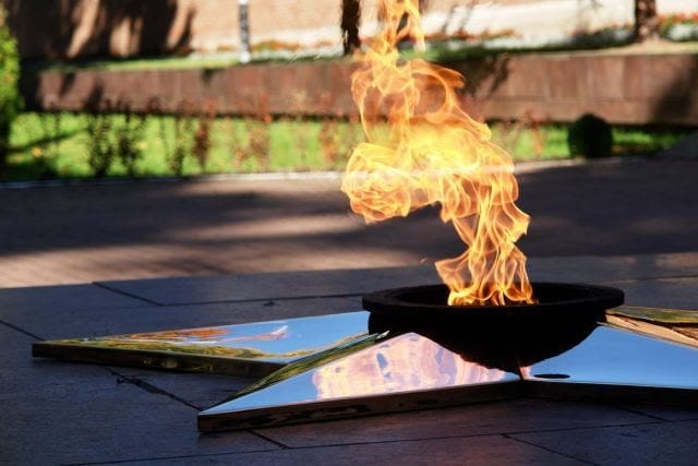 «Сделаем все, чтобы виновные были наказаны». За год в России завели больше 10 уголовных дел за действия у Вечного огня