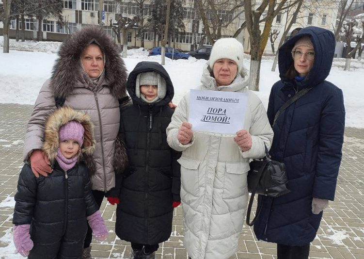 Жены мобилизованных из движения «Путь домой» сообщили, что их мужей допрашивают в ФСБ и требуют «передать жене, чтобы заткнулась»