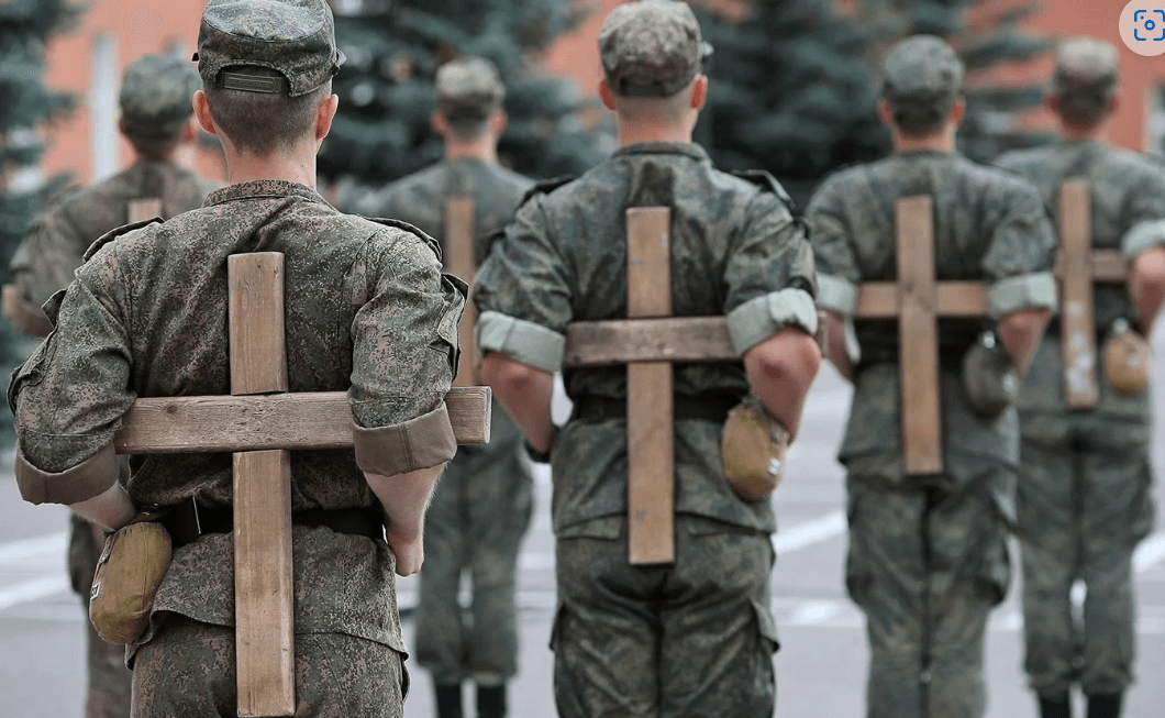 «Призвали одним днем — в части он перерезал себе вены». Как российских призывников затаскивают в военкоматы