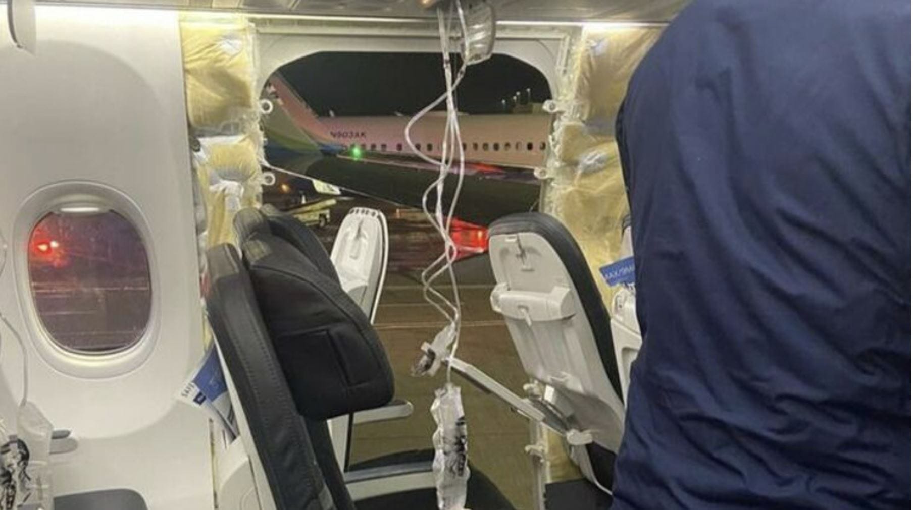 В США, Европе и Турции приостановили эксплуатацию Boeing 737 MAX 9. Ранее у самолета этой модели сорвало дверь во время полета