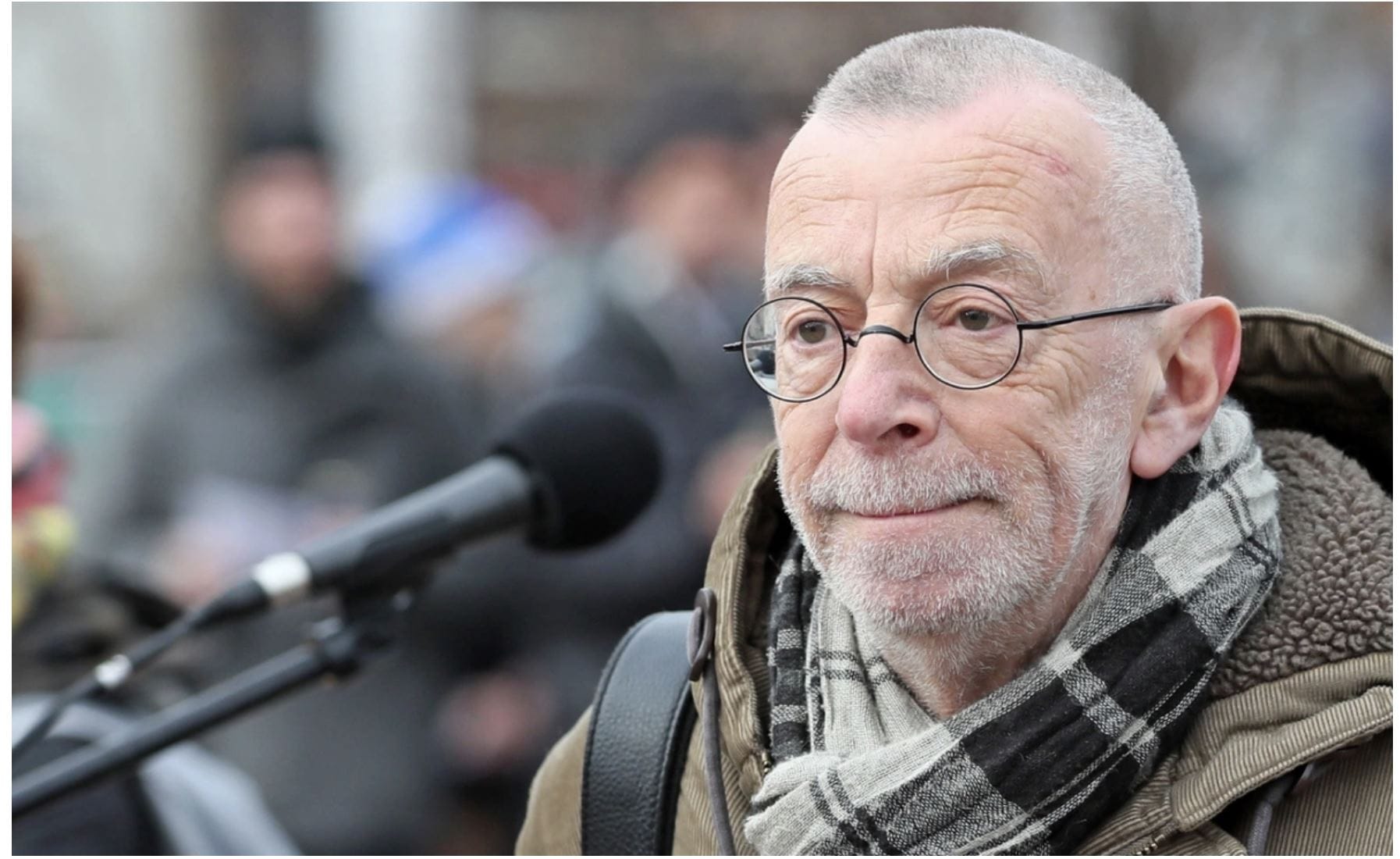 Поэт Лев Рубинштейн госпитализирован в крайне тяжелом состоянии, его сбила машина