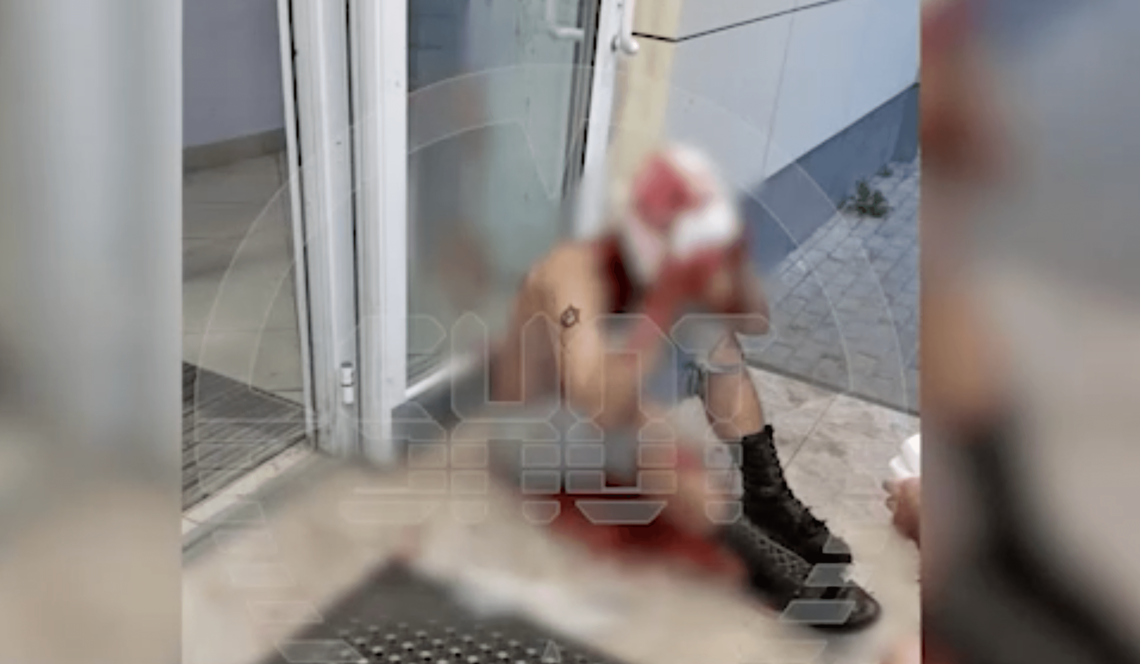 Три с половиной года колонии дали двум нападавшим на парня с цветными волосами. Они сняли с него скальп