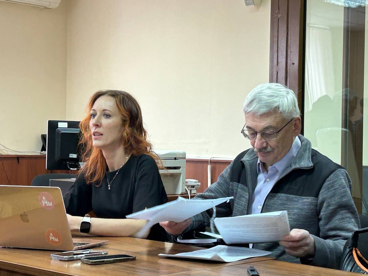 Правозащитник Олег Орлов отказался защищать себя в суде и вызывать свидетелей защиты, чтобы не навредить им из-за своего статуса «иноагента»