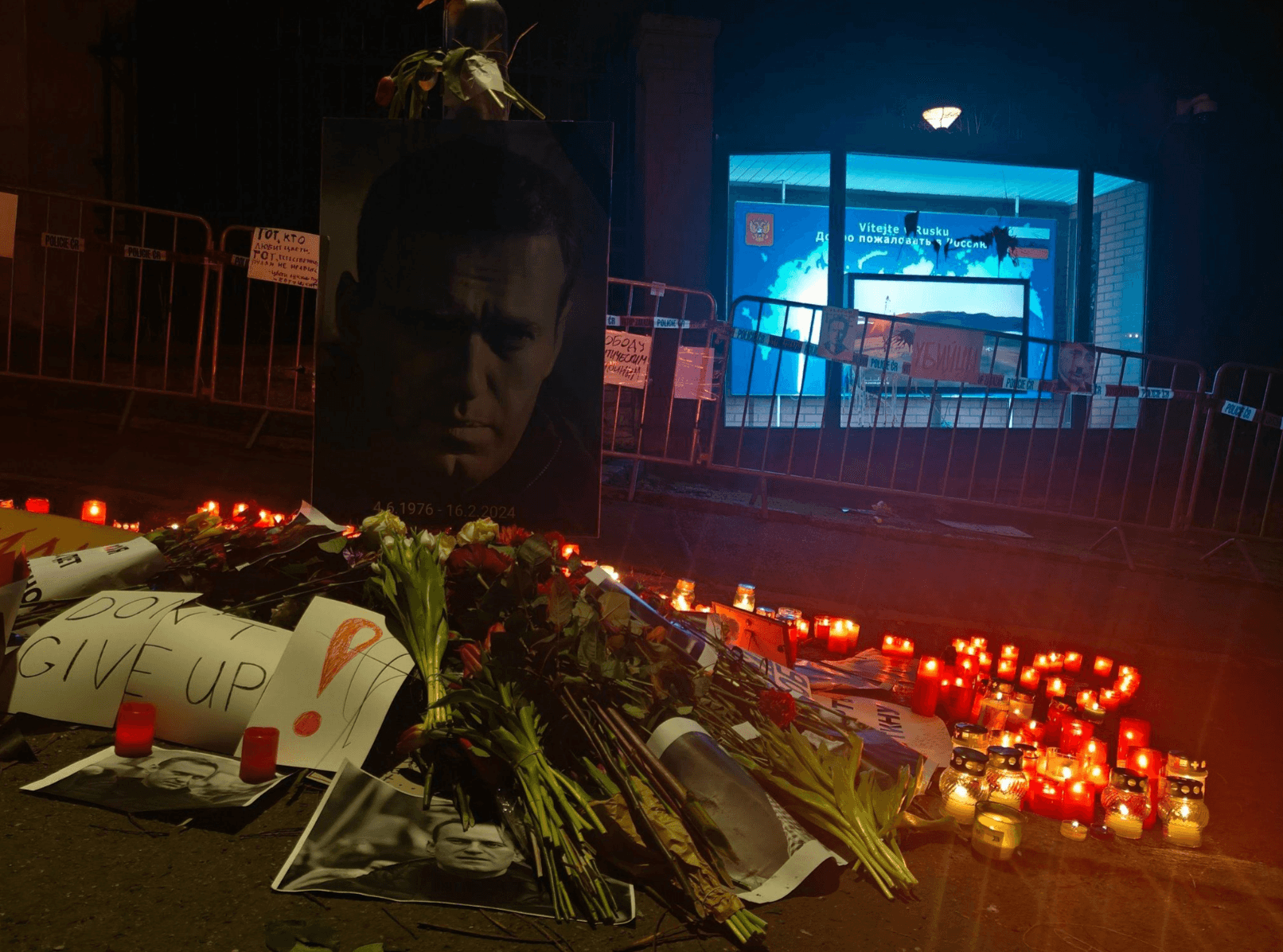 В регионах России прошли массовые задержания на акциях памяти Навального. В отделе полиции в Петербурге не хватило камер